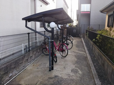 【エントランス】 | アドヴァンス | オートロックゲート完備、屋根付き駐輪場もあります。