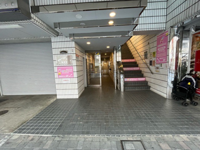 【エントランス】 | グローリア初穂相模原 | マンションのエントランスには、もともと風よけや防犯の役割がありますが、マンションによって宅配ボックスなどの設備が備わっている所もあります。日々の生活をイメージしながら生活しやすさをチェックしましょう。