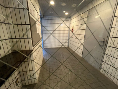 【ロビー】 | グローリア初穂相模原 | ラウンジは、マンションの共用スペースに椅子やテーブルなどを配置した利用者が寛げる空間です。屋内型ラウンジと屋外型ラウンジがあります。共用部分の管理状況と合わせて、詳細については現地でご確認ください。
