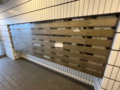 【設備】 | グローリア初穂相模原 | エントランス付近に設置されている集合ポストは、住んでいる部屋と離れているため、ポストをあさるなど誰かに何かされていても被害に気づきにくいです。入居する時には他人に特定されにくい番号で鍵をかけましょう！