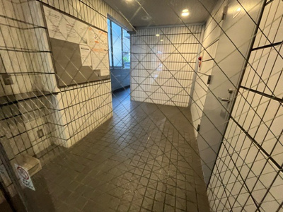 【ロビー】 | グローリア初穂相模原 | ロビーというと、エントランスと何がちがうの？と思いますよね。実はロビーとエントランスには明確な決まりはありません。物件によっては、エントランスを入って広がるある程度の広さのある空間がロビーとなります。