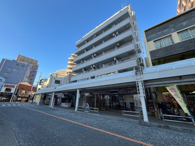 【現況写真】 | グローリア初穂相模原 | 道幅が広い場所は日当たりや風通が良好です。幅が広いのですれ違いも可能ですし大きな車でも駐車可能！一方で、大型車が通ることも多くなるため交通量の増加により騒音に繋がります。また土地の値段が高くなります。