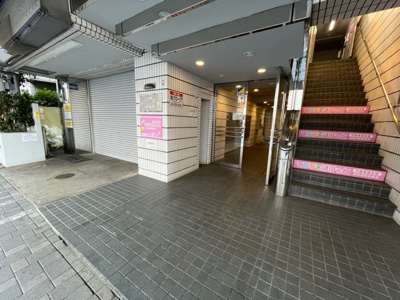 【構造・工法・仕様】 | グローリア初穂相模原 | ＲＣ造、Reinforced Concreteは直訳すると補強されたコンクリートです。主に柱や梁・床・壁が鉄筋とコンクリートで構成おり、鉄筋を組んだ型枠にコンクリートを流し込んで固めたものを指します。