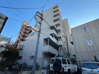 【玄関】 | グローリア初穂相模原 | 玄関は家の顔でもあり、家族以外の目にも止まる場所です。玄関は外との間を仕切る扉、靴などをしまっておく収納スペース、靴脱ぎのたたきスペース、来客とのやり取りをするドアホンなど複数のアイテムからなります。