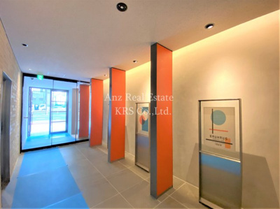 【ロビー】 | アーバネックス阿波座駅前 | オシャレな色遣いのロビー♪