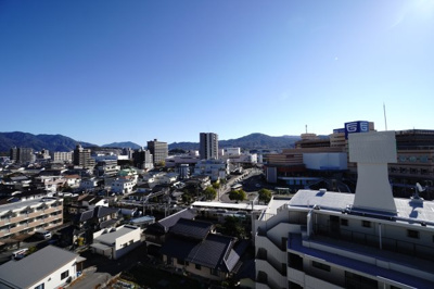 【展望】 | 【上質リノベ】藤和緑井ハイタウン | 【四季を感じる】
四季の移ろい・爽やかな青空や風を感じられ
自然を愉しめるパノラマビュー。
毎日の暮らしに余裕を感じさせてくれる、
遮る物の無い開放的な眺望を是非、ご堪能ください。