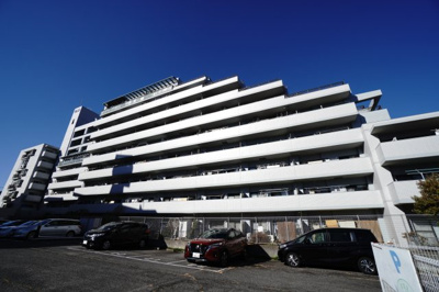 【外観】 | 【上質リノベ】藤和緑井ハイタウン | 【耐震性】
耐震性の高さを判断するポイントは、
建築確認申請日が1981年6月1日以降の
新耐震基準に適合しているかどうか。
震度６程度の大地震でも
建物が崩壊しないレベルが基準になりました。