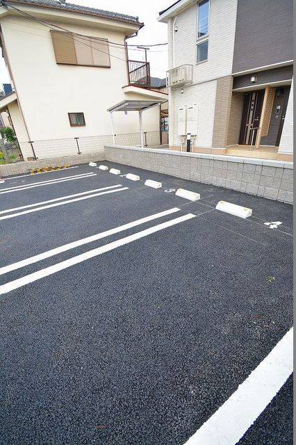 シャルールメゾンの駐車場