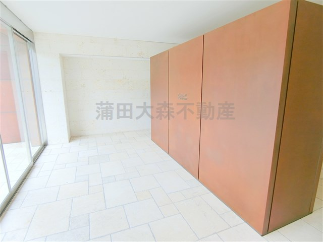 CREVISTAクレヴィスタ大森西のエントランス|防犯カメラTVモニター付オートロック宅配BOXメールBOX管理人室　エントランス