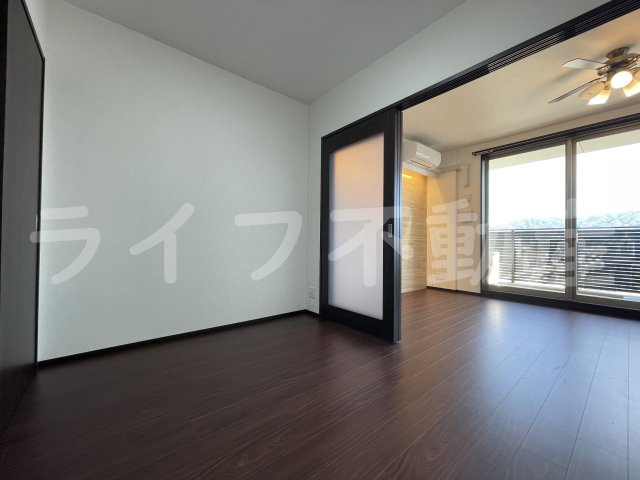 プレジオ荒本新町の洋室|落ち着いた色調の洋室です