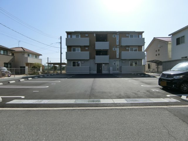 グランプレミア新開の駐車場