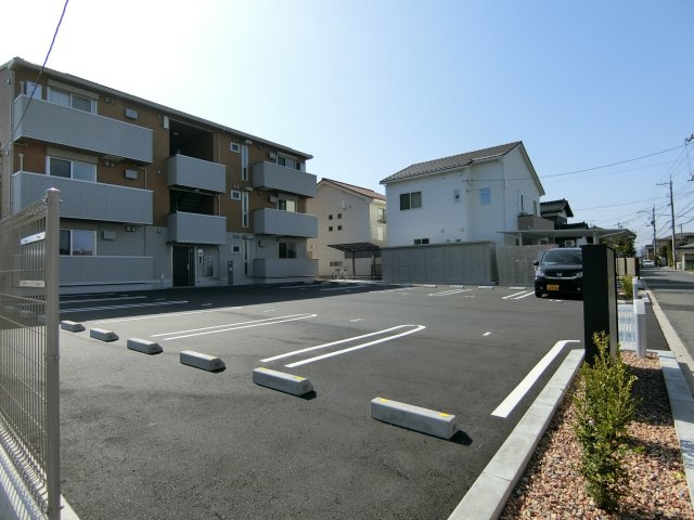 グランプレミア新開の駐車場