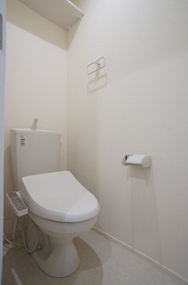 【トイレ】 | フェリーチェ | 暖房洗浄便座付きトイレです。ペーパー等を置く棚を設えています。