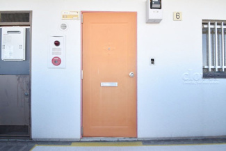 【その他共用部分】 | 皆様をお迎えする、お部屋の玄関ドア。開けやすさや開放角度、ドアノブの操作しやすさや鍵の形状などを、現地で一度ご確認ください。～即日のご見学可能～　お問合せはお気軽にどうぞ。