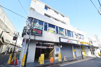 【外観】 | 青空によく映える建物です。手入れの行き届いた外壁やマンション正面エントランスなど、綺麗な姿をぜひ一度、現地にてご覧ください。～即日のご見学可能～　お問合せはお気軽にどうぞ。