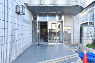 【エントランス】 | お客様を、そして住人を出迎えてくれるマンションのエントランス。ゴミが落ちていないことからも、管理状態の良さや住民の節度の高さが見て取れます。～即日のご見学可能～　お問合せはお気軽にどうぞ。