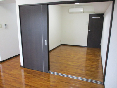 【洋室】 | ブリランテ | 写真は別のお部屋になります。