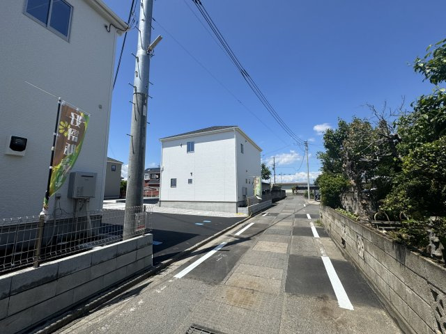 新築　高崎市新保田中1期　3号棟の前面道路含む現地写真|現地写真　北側接道幅員約3.8～4.9ｍ