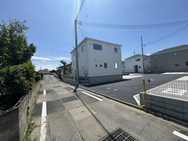 新築　高崎市新保田中町1期　5号棟の前面道路含む現地写真|現地写真　西側接道幅員約6ｍ