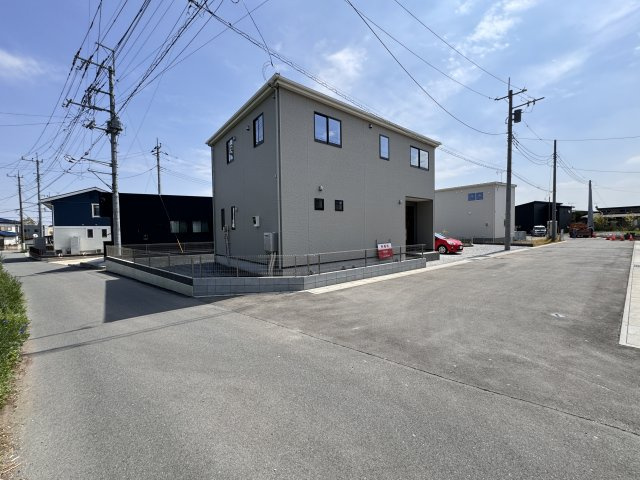 新築　高崎市足門町5期　1号棟の前面道路含む現地写真|現地写真　北東側接道幅員約3.3ｍ　北西側接道幅員約6ｍ