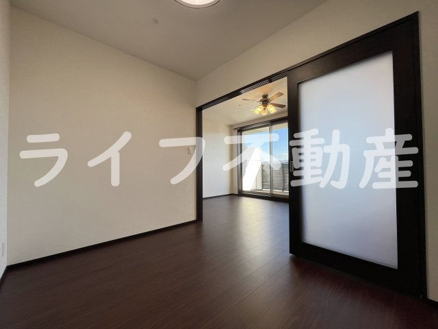 プレジオ荒本新町の居間・リビング|こちらのリビングで趣味の時間をお楽しみください