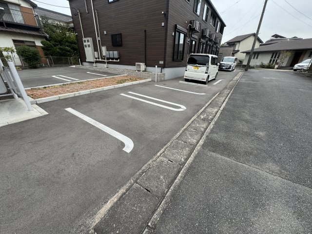 フラワーヨコスカの駐車場