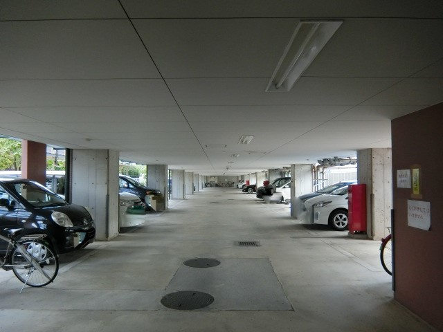 マンションフォルツーナの駐車場