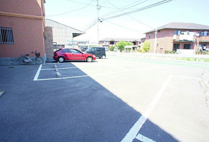 ルネス荒木二番館の駐車場