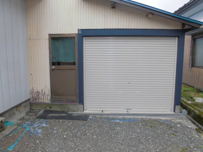 【駐車場】 | 北秋田市綴子字前野・中古住宅 | 車庫