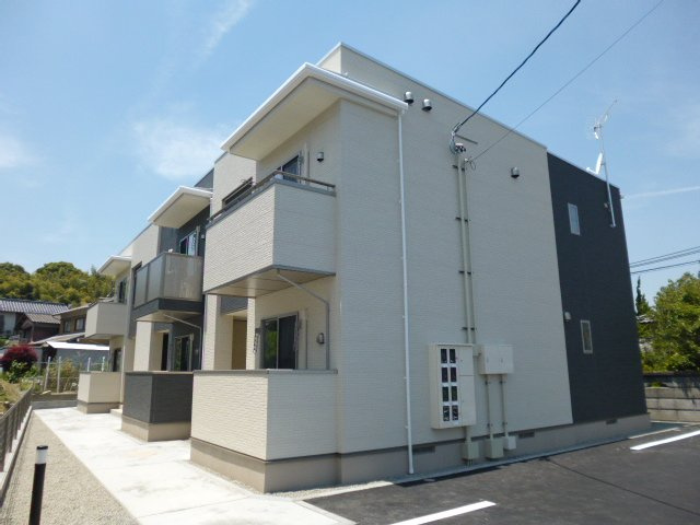 総社市西郡のアパートの外観