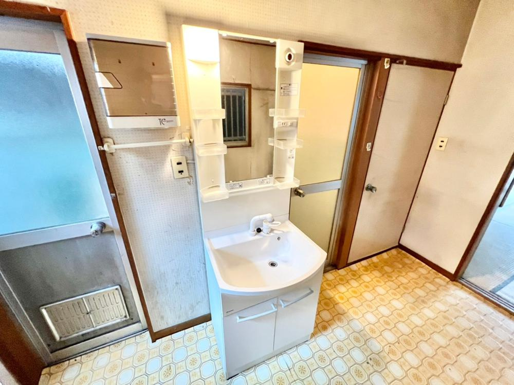 昭栄町　中古一戸建ての独立洗面台|■物件内覧・資金計画相談・住宅ローン相談、リフォーム相談、お問合せ受付中■
※当日・翌日のご内覧、ご相談はお電話でのお問合せがスムーズです！