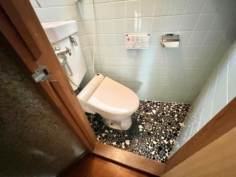 昭栄町　中古一戸建てのトイレ|■物件内覧・資金計画相談・住宅ローン相談、リフォーム相談、お問合せ受付中■
※当日・翌日のご内覧、ご相談はお電話でのお問合せがスムーズです！