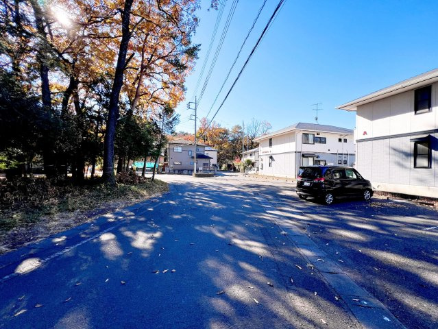 館林市美園町　中古住宅の前面道路含む現地写真