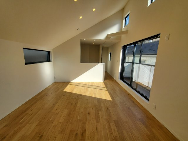 【居間・リビング】 | 杉並区成田東5丁目　B号棟 | LDKには解放感を演出する吹抜けあり♪グルニエなど収納も豊富な３LDK＋P！完成し、ご内覧可能です♪♪