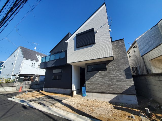 【前面道路含む現地写真】 | 杉並区成田東5丁目　B号棟 | LDKには解放感を演出する吹抜けあり♪グルニエなど収納も豊富な３LDK＋P！完成し、ご内覧可能です♪♪