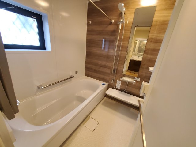 【浴室】 | 杉並区成田東5丁目　B号棟 | LDKには解放感を演出する吹抜けあり♪グルニエなど収納も豊富な３LDK＋P！完成し、ご内覧可能です♪♪