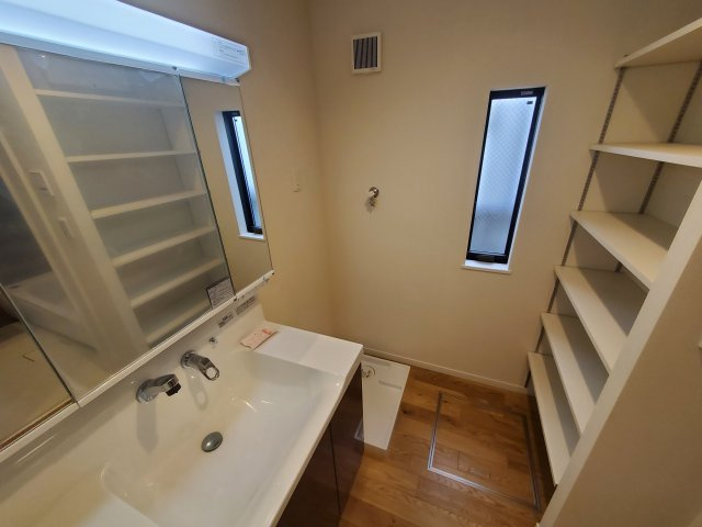 【独立洗面台】 | 杉並区成田東5丁目　B号棟 | LDKには解放感を演出する吹抜けあり♪グルニエなど収納も豊富な３LDK＋P！完成し、ご内覧可能です♪♪