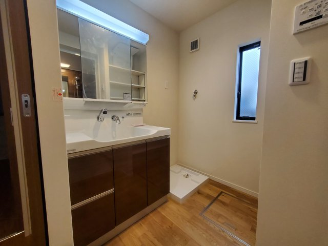 【独立洗面台】 | 杉並区成田東5丁目　B号棟 | LDKには解放感を演出する吹抜けあり♪グルニエなど収納も豊富な３LDK＋P！完成し、ご内覧可能です♪♪