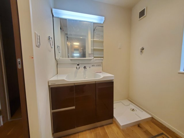 【独立洗面台】 | 杉並区成田東5丁目　B号棟 | LDKには解放感を演出する吹抜けあり♪グルニエなど収納も豊富な３LDK＋P！完成し、ご内覧可能です♪♪