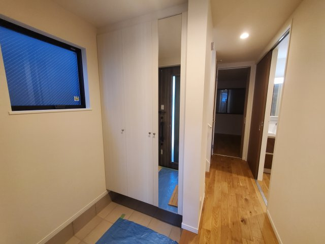 【玄関】 | 杉並区成田東5丁目　B号棟 | LDKには解放感を演出する吹抜けあり♪グルニエなど収納も豊富な３LDK＋P！完成し、ご内覧可能です♪♪