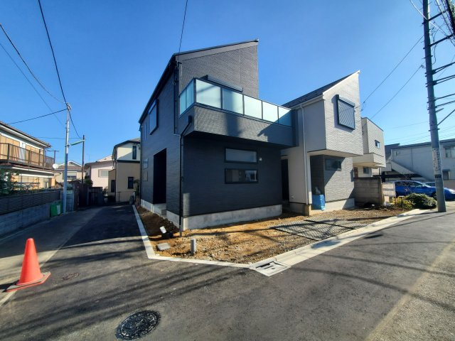 【前面道路含む現地写真】 | 杉並区成田東5丁目　B号棟 | LDKには解放感を演出する吹抜けあり♪グルニエなど収納も豊富な３LDK＋P！完成し、ご内覧可能です♪♪