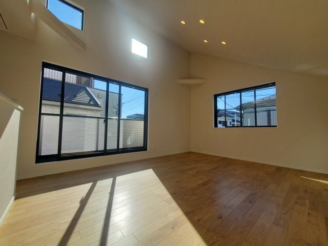 【居間・リビング】 | 杉並区成田東5丁目　B号棟 | LDKには解放感を演出する吹抜けあり♪グルニエなど収納も豊富な３LDK＋P！完成し、ご内覧可能です♪♪