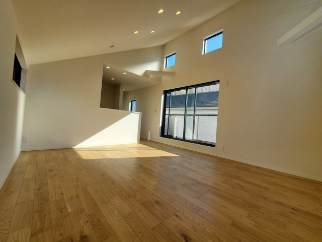 【居間・リビング】 | 杉並区成田東5丁目　B号棟 | LDKには解放感を演出する吹抜けあり♪グルニエなど収納も豊富な３LDK＋P！完成し、ご内覧可能です♪♪