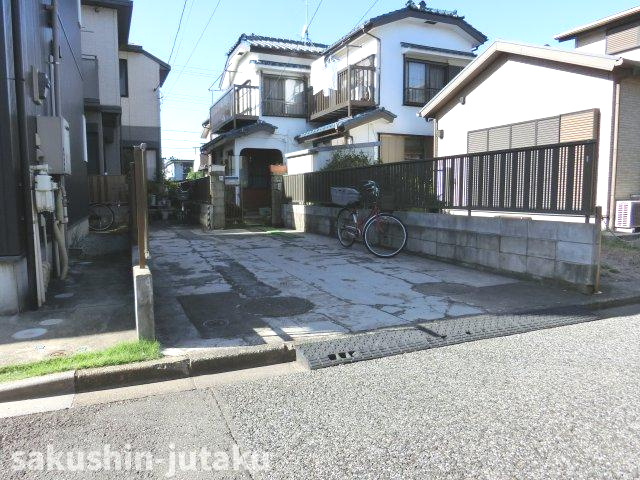 花咲１丁目　売地の前面道路含む現地写真|本敷地の南西側は隣地通路になっております。