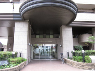 【エントランス】 | 情緒あふれる街並みや賑わいをみせる商店街がすくそばにあります
