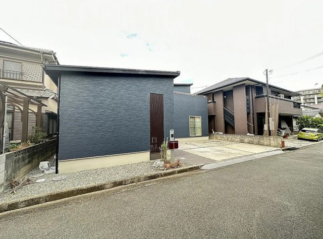 「住宅プラス500対応」「駅チカ」大久保町西島　築5年の前面道路含む現地写真