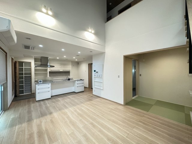 「築浅物件」「駅チカ」二見町西二見駅前　築1年