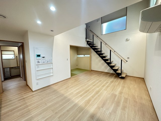 「築浅物件」「駅チカ」二見町西二見駅前　築1年