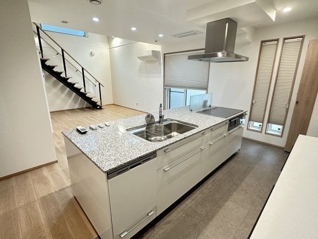 「築浅物件」「駅チカ」二見町西二見駅前　築1年