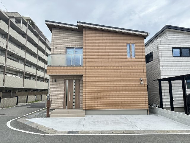 「築浅物件」「駅チカ」二見町西二見駅前　築1年の外観